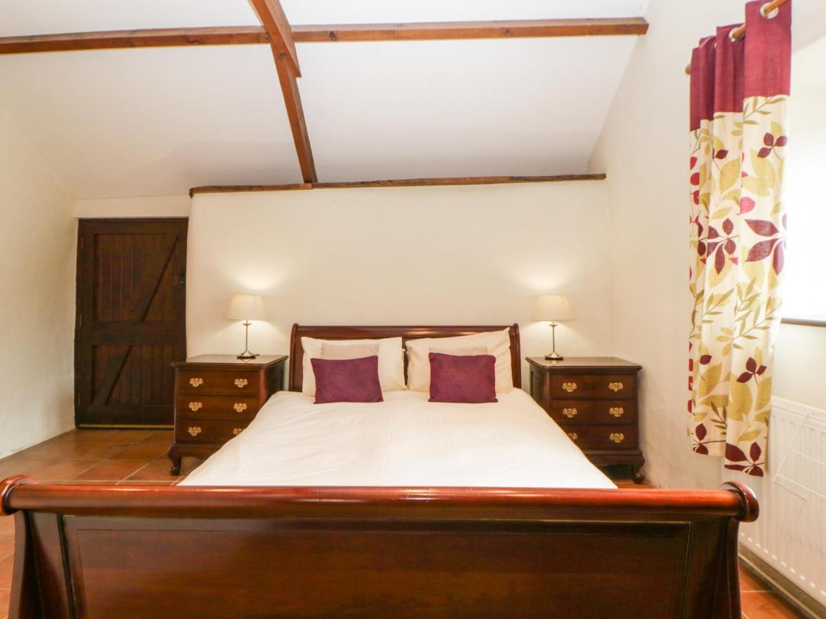 Holiday home Nestling Barn *
